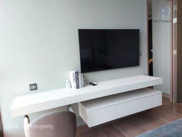 MRT 0 メートルの高級コンドミニアム、シンハー コンプレックスのエッセにある賃貸用の 1 ベッドルーム ユニット。バスタブ付きの広々としたレイアウト。家具完備で即入居可能です。  MRT 0 meter luxury condo 1 Bedroom unit for rent in The Es