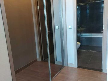 MRT 0 メートルの高級コンドミニアム、シンハー コンプレックスのエッセにある賃貸用の 1 ベッドルーム ユニット。バスタブ付きの広々としたレイアウト。家具完備で即入居可能です。  MRT 0 meter luxury condo 1 Bedroom unit for rent in The Es