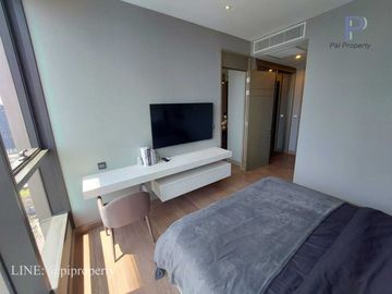 MRT 0 メートルの高級コンドミニアム、シンハー コンプレックスのエッセにある賃貸用の 1 ベッドルーム ユニット。バスタブ付きの広々としたレイアウト。家具完備で即入居可能です。  MRT 0 meter luxury condo 1 Bedroom unit for rent in The Es