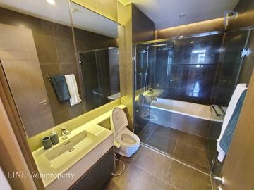 MRT 0 メートルの高級コンドミニアム、シンハー コンプレックスのエッセにある賃貸用の 1 ベッドルーム ユニット。バスタブ付きの広々としたレイアウト。家具完備で即入居可能です。  MRT 0 meter luxury condo 1 Bedroom unit for rent in The Es