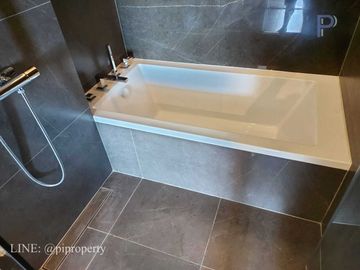 MRT 0 メートルの高級コンドミニアム、シンハー コンプレックスのエッセにある賃貸用の 1 ベッドルーム ユニット。バスタブ付きの広々としたレイアウト。家具完備で即入居可能です。  MRT 0 meter luxury condo 1 Bedroom unit for rent in The Es