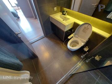 MRT 0 メートルの高級コンドミニアム、シンハー コンプレックスのエッセにある賃貸用の 1 ベッドルーム ユニット。バスタブ付きの広々としたレイアウト。家具完備で即入居可能です。  MRT 0 meter luxury condo 1 Bedroom unit for rent in The Es