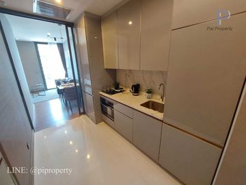 MRT 0 メートルの高級コンドミニアム、シンハー コンプレックスのエッセにある賃貸用の 1 ベッドルーム ユニット。バスタブ付きの広々としたレイアウト。家具完備で即入居可能です。  MRT 0 meter luxury condo 1 Bedroom unit for rent in The Es