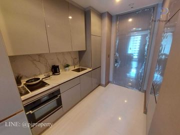 MRT 0 メートルの高級コンドミニアム、シンハー コンプレックスのエッセにある賃貸用の 1 ベッドルーム ユニット。バスタブ付きの広々としたレイアウト。家具完備で即入居可能です。  MRT 0 meter luxury condo 1 Bedroom unit for rent in The Es