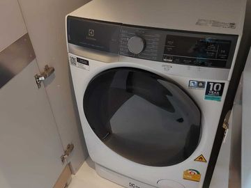 MRT 0 メートルの高級コンドミニアム、シンハー コンプレックスのエッセにある賃貸用の 1 ベッドルーム ユニット。バスタブ付きの広々としたレイアウト。家具完備で即入居可能です。  MRT 0 meter luxury condo 1 Bedroom unit for rent in The Es