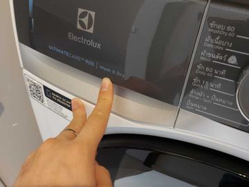 MRT 0 メートルの高級コンドミニアム、シンハー コンプレックスのエッセにある賃貸用の 1 ベッドルーム ユニット。バスタブ付きの広々としたレイアウト。家具完備で即入居可能です。  MRT 0 meter luxury condo 1 Bedroom unit for rent in The Es