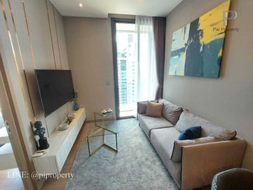 MRT 0 メートルの高級コンドミニアム、シンハー コンプレックスのエッセにある賃貸用の 1 ベッドルーム ユニット。バスタブ付きの広々としたレイアウト。家具完備で即入居可能です。  MRT 0 meter luxury condo 1 Bedroom unit for rent in The Es