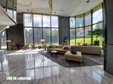 MRT 0 メートルの高級コンドミニアム、シンハー コンプレックスのエッセにある賃貸用の 1 ベッドルーム ユニット。バスタブ付きの広々としたレイアウト。家具完備で即入居可能です。  MRT 0 meter luxury condo 1 Bedroom unit for rent in The Es