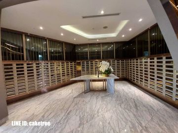 MRT 0 メートルの高級コンドミニアム、シンハー コンプレックスのエッセにある賃貸用の 1 ベッドルーム ユニット。バスタブ付きの広々としたレイアウト。家具完備で即入居可能です。  MRT 0 meter luxury condo 1 Bedroom unit for rent in The Es