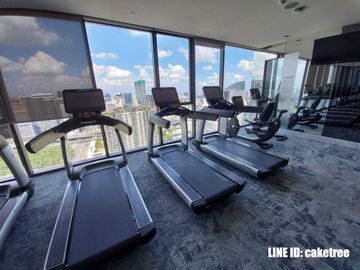 MRT 0 メートルの高級コンドミニアム、シンハー コンプレックスのエッセにある賃貸用の 1 ベッドルーム ユニット。バスタブ付きの広々としたレイアウト。家具完備で即入居可能です。  MRT 0 meter luxury condo 1 Bedroom unit for rent in The Es