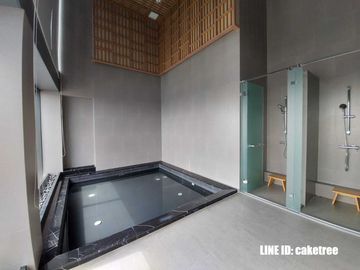 MRT 0 メートルの高級コンドミニアム、シンハー コンプレックスのエッセにある賃貸用の 1 ベッドルーム ユニット。バスタブ付きの広々としたレイアウト。家具完備で即入居可能です。  MRT 0 meter luxury condo 1 Bedroom unit for rent in The Es