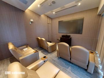 MRT 0 メートルの高級コンドミニアム、シンハー コンプレックスのエッセにある賃貸用の 1 ベッドルーム ユニット。バスタブ付きの広々としたレイアウト。家具完備で即入居可能です。  MRT 0 meter luxury condo 1 Bedroom unit for rent in The Es