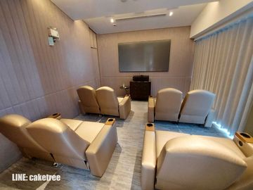 MRT 0 メートルの高級コンドミニアム、シンハー コンプレックスのエッセにある賃貸用の 1 ベッドルーム ユニット。バスタブ付きの広々としたレイアウト。家具完備で即入居可能です。  MRT 0 meter luxury condo 1 Bedroom unit for rent in The Es