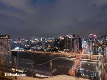 MRT 0 メートルの高級コンドミニアム、シンハー コンプレックスのエッセにある賃貸用の 1 ベッドルーム ユニット。バスタブ付きの広々としたレイアウト。家具完備で即入居可能です。  MRT 0 meter luxury condo 1 Bedroom unit for rent in The Es