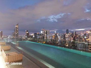 MRT 0 メートルの高級コンドミニアム、シンハー コンプレックスのエッセにある賃貸用の 1 ベッドルーム ユニット。バスタブ付きの広々としたレイアウト。家具完備で即入居可能です。  MRT 0 meter luxury condo 1 Bedroom unit for rent in The Es