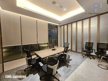 MRT 0 メートルの高級コンドミニアム、シンハー コンプレックスのエッセにある賃貸用の 1 ベッドルーム ユニット。バスタブ付きの広々としたレイアウト。家具完備で即入居可能です。  MRT 0 meter luxury condo 1 Bedroom unit for rent in The Es