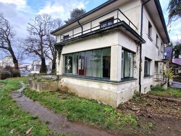 Casa Isla Teja vista hacia la costanera $ 1.500.000.000.-