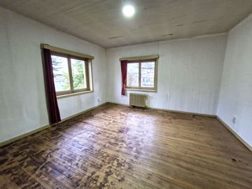 Casa Isla Teja vista hacia la costanera $ 1.500.000.000.-