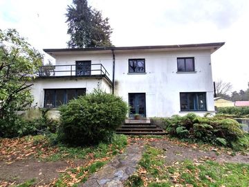 Casa Isla Teja vista hacia la costanera $ 1.500.000.000.-