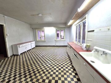 Casa Isla Teja vista hacia la costanera $ 1.500.000.000.-