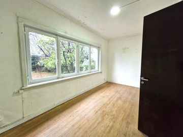 Casa Isla Teja vista hacia la costanera $ 1.500.000.000.-