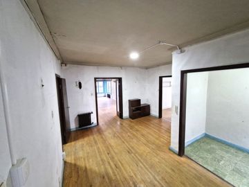 Casa Isla Teja vista hacia la costanera $ 1.500.000.000.-