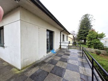 Casa Isla Teja vista hacia la costanera $ 1.500.000.000.-