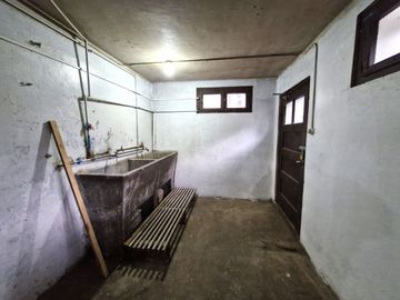 Casa Isla Teja vista hacia la costanera $ 1.500.000.000.-