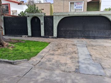 VENTA DE AMPLIA CASA EN URB. SAN IGNACIO DE MONTERRICO EN SURCO