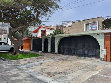 VENTA DE AMPLIA CASA EN URB. SAN IGNACIO DE MONTERRICO EN SURCO
