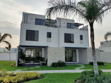 Casa en Venta con canchas de tenis en Xochitepec Morelos