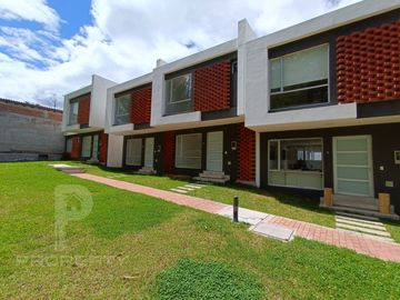 Casa en venta 3 dormitorios Valle de los Chillos CRÉDITO VIP Con Piscina. Conocoto La Salle.
