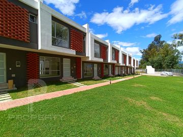 Casa en venta 3 dormitorios Valle de los Chillos CRÉDITO VIP Con Piscina. Conocoto La Salle.