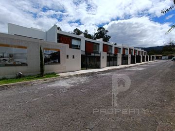Casa en venta 3 dormitorios Valle de los Chillos CRÉDITO VIP Con Piscina. Conocoto La Salle.