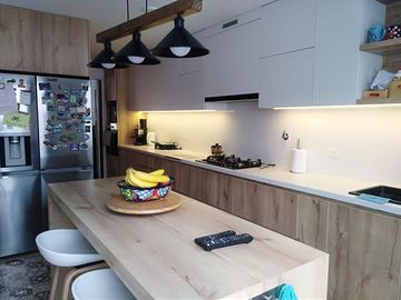 Oferta! Vendo hermosa casa remodelada en calle residencial en San Borja !