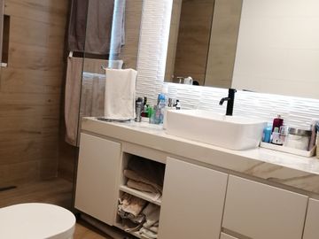 Oferta! Vendo hermosa casa remodelada en calle residencial en San Borja !