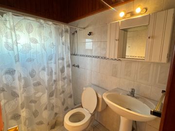Casa 2 pisos 5 dormitorios 2 baños Parque Lantaño, Chillán