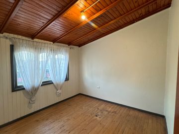 Casa 2 pisos 5 dormitorios 2 baños Parque Lantaño, Chillán