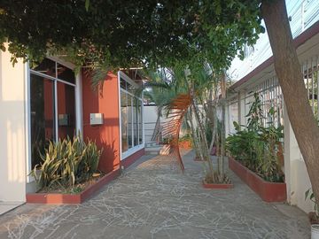 VENDO PROPIEDAD ESQUINERA, IDEAL PARA NEGOCIO O EMPRESA PRECIO DE OPORTUNIDAD.