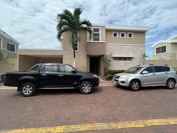 vendo casa totalmente amoblada de 3 dormitorios