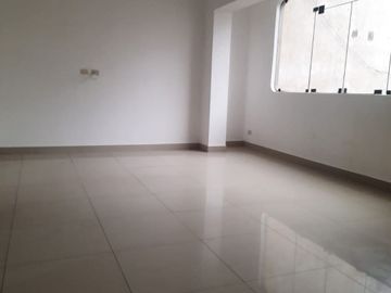 ¡OPORTUNIDAD ÚNICA!  Se Vende Amplio Departamento en el Segundo Piso, Ubicado En Una Excelente Zona De San Juan De Miraflores,