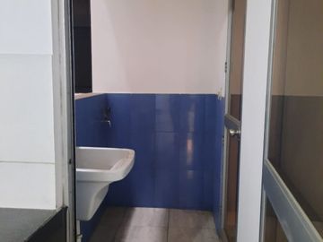 ¡OPORTUNIDAD ÚNICA!  Se Vende Amplio Departamento en el Segundo Piso, Ubicado En Una Excelente Zona De San Juan De Miraflores,