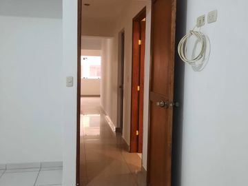 ¡OPORTUNIDAD ÚNICA!  Se Vende Amplio Departamento en el Segundo Piso, Ubicado En Una Excelente Zona De San Juan De Miraflores,