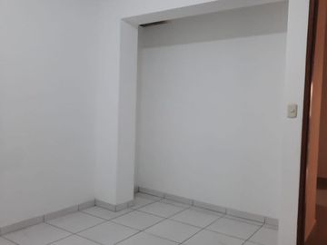 ¡OPORTUNIDAD ÚNICA!  Se Vende Amplio Departamento en el Segundo Piso, Ubicado En Una Excelente Zona De San Juan De Miraflores,