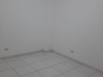 ¡OPORTUNIDAD ÚNICA!  Se Vende Amplio Departamento en el Segundo Piso, Ubicado En Una Excelente Zona De San Juan De Miraflores,