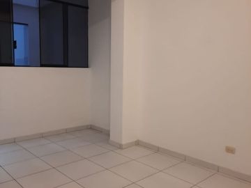 ¡OPORTUNIDAD ÚNICA!  Se Vende Amplio Departamento en el Segundo Piso, Ubicado En Una Excelente Zona De San Juan De Miraflores,