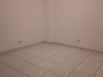 ¡OPORTUNIDAD ÚNICA!  Se Vende Amplio Departamento en el Segundo Piso, Ubicado En Una Excelente Zona De San Juan De Miraflores,