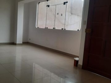 ¡OPORTUNIDAD ÚNICA!  Se Vende Amplio Departamento en el Segundo Piso, Ubicado En Una Excelente Zona De San Juan De Miraflores,