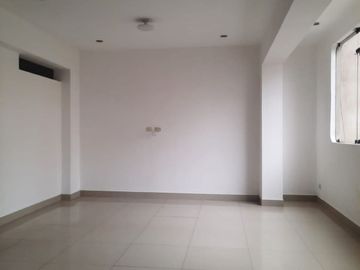 ¡OPORTUNIDAD ÚNICA!  Se Vende Amplio Departamento en el Segundo Piso, Ubicado En Una Excelente Zona De San Juan De Miraflores,