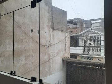 ¡OPORTUNIDAD ÚNICA!  Se Vende Amplio Departamento en el Segundo Piso, Ubicado En Una Excelente Zona De San Juan De Miraflores,